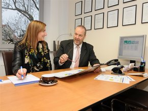 Kauffrau_Versicherung_Finanzen.jpg